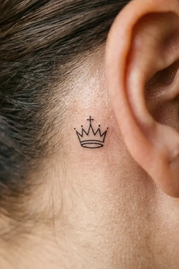 Schach-Tattoo hinter dem Ohr, abgeheilte Version