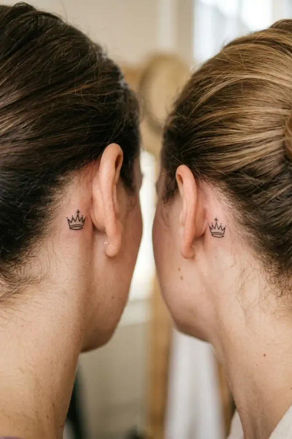 Zwei Personen mit Schach-Tattoos hinter dem Ohr