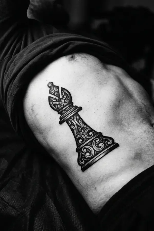 Schwarz-Weiß-Editorial-Aufnahme eines Rippen-Tattoos