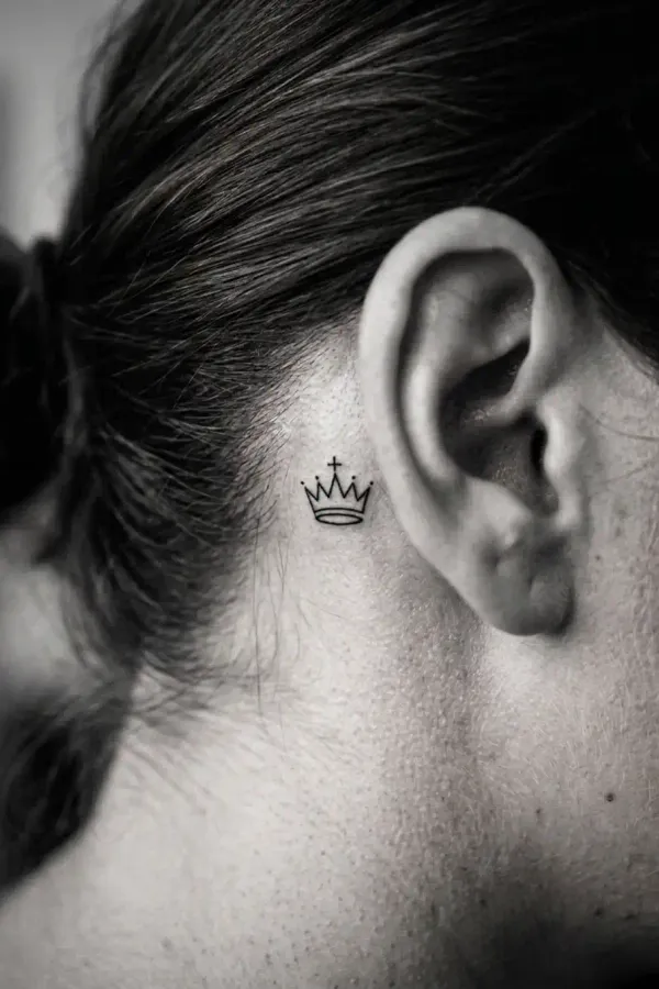 Schwarz-Weiß-Editorial-Aufnahme eines Tattoos hinter dem Ohr