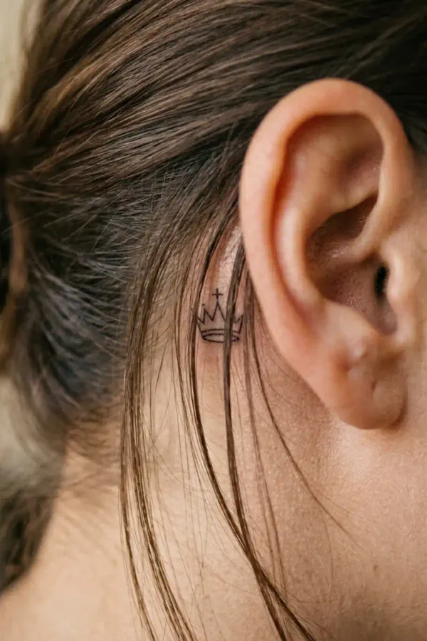 Schach-Tattoo hinter dem Ohr, Profilansicht