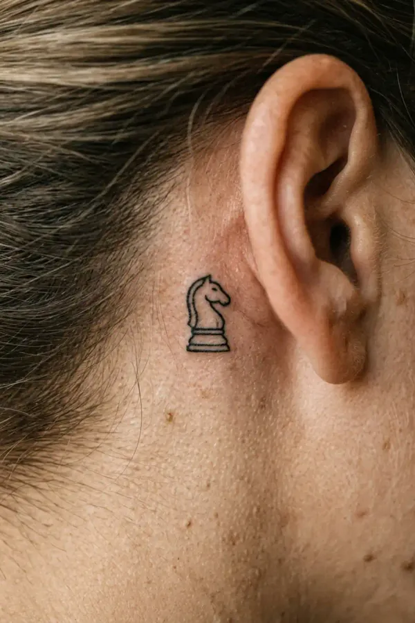 Springer-Tattoo hinter dem Ohr, Mikro-Design