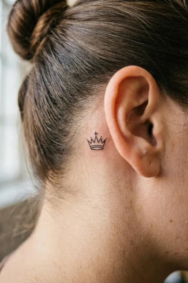Schach-Tattoo hinter dem Ohr, Haare vollständig hochgesteckt