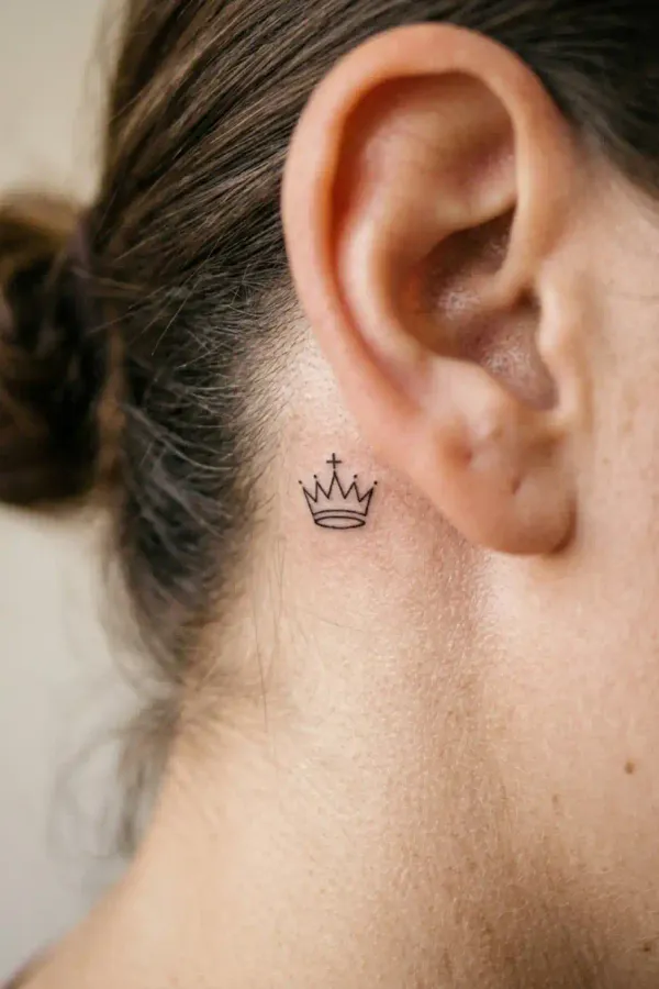 Schach-Tattoo hinter dem Ohr aus einem anderen Blickwinkel