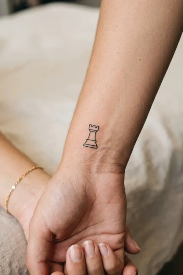 Turm-Tattoo am Handgelenk, kleine Version