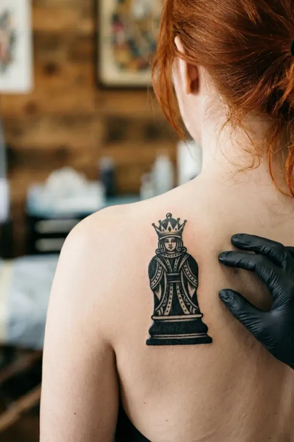 Blackwork Damen-Tattoo im Portrait-Stil auf dem Schulterblatt