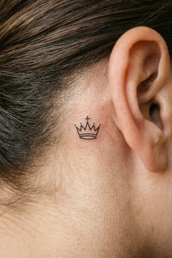 Schach-Tattoo hinter dem Ohr bei natürlichem Tageslicht