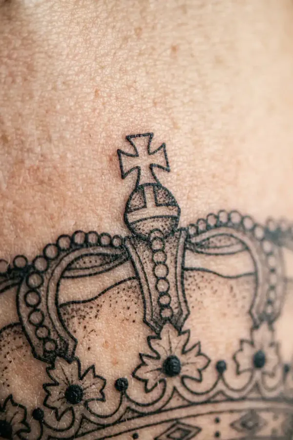 König und Dame Tattoo, Nahaufnahme der Kronen-Details