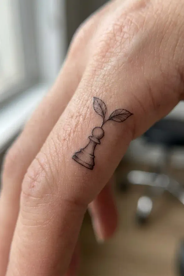 Makroaufnahme eines Bauer-Tattoos mit Keimling-Detail