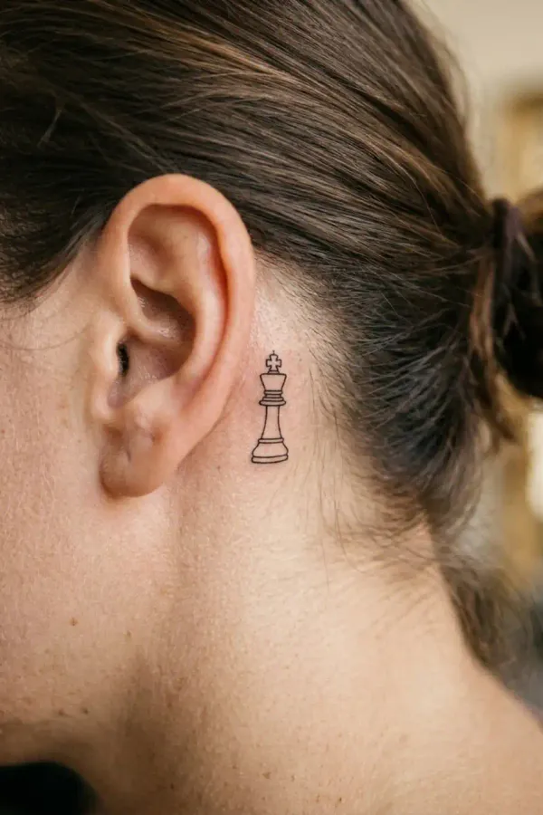 Schach-Tattoo hinter dem Ohr, Lifestyle-Aufnahme