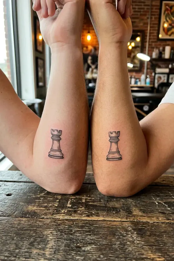 Zwei Turm-Tattoos als Geschwister-Motiv